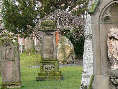 Grabsteine auf dem Friedhof vor der Kirche