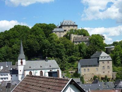 St. Mariä Himmelfahrt mit der Burg Blankenheim im Hintergund