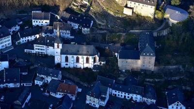 Luftbild der Kirche St. Mariä Himmelfahrt in Blankenheim