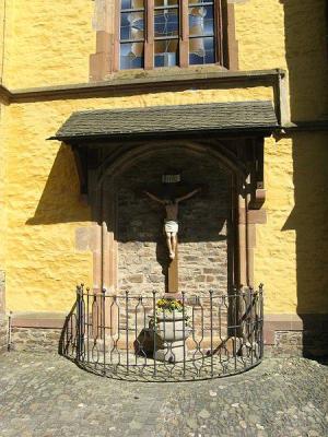 Kruzifix im Außenbereich der Kirche