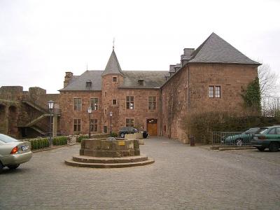 Blick in den Burghof mit Winkelbau der 1950er Jahre