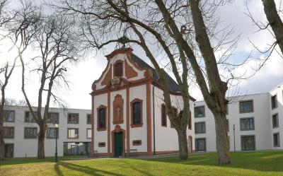 Kreuzkapelle von Nord-Osten mit umgebender Bebauung