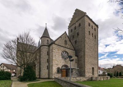 St. Michael, Kirchenbau mit Treppenturm und Wehrturm