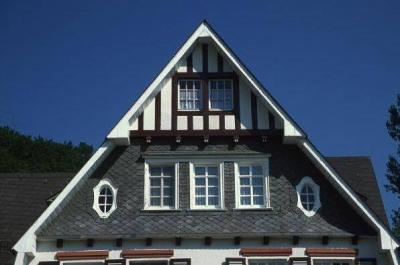 Mansardengiebel im Detail, Mennertalstraße 30
