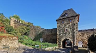 Heisterbacher Tor mit Stadtmauer
