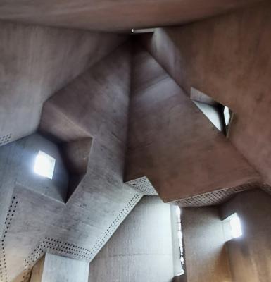 Zeltdach aus Beton