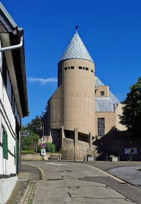 Blick von Süden auf den Kirchturm von St Mariä Heimsuchung