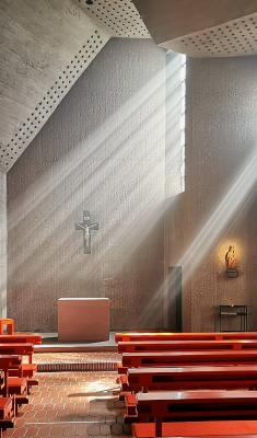 Durch einfallendes Licht inszenierter Altar