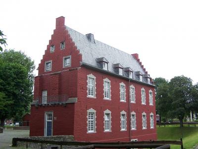 Burg Alsdorf, Südflügel mit Treppengiebel und Stützpfeilern