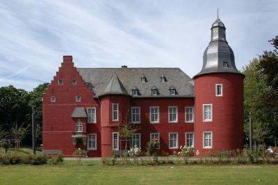 Burg Alsdorf, Ostflügel mit Rundturm und Renaissance-Erker