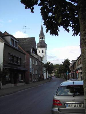 Kirchturm von der Straße aus gesehen