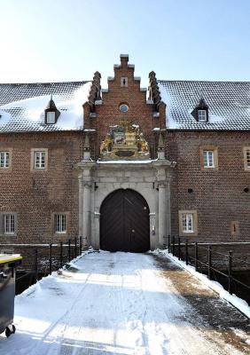 Torbau der Vorburg mit Allianzwappen