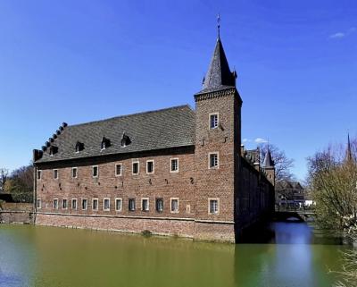 Seitenflügel und Eckturm der Vorburg