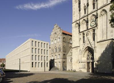 Diözesanbibliothek mit der benachbarten Überwasserkirche im Vordergrund