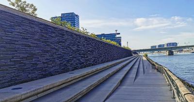 Stufen auf der Freitreppe, Blick nach Süden zur Deutzer Brücke