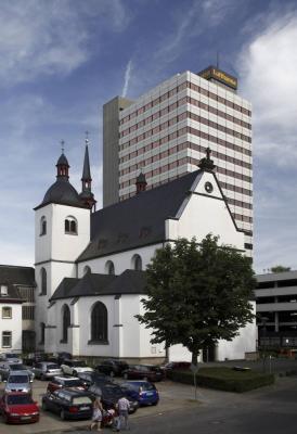 Alt St.Heribert mit Lufthansa-Hochhaus im Hintergrund