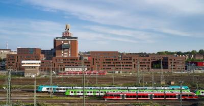 Berufskolleg Dortmunder U-Viertel, Seitenansicht über Gleisanlage