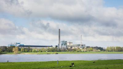 Blick über den Rhein zum Block Fortuna des Kraftwerks Lausward