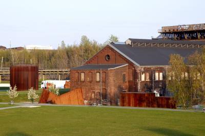 Parkanlage mit Industriegebäuden