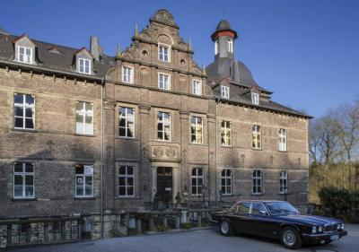 Schloss Hugenpoet, Herrenhaus Eingangsfassade mit Mittelrisalit