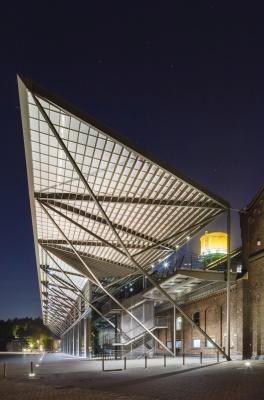 Außenansicht Foyer der Jahrhunderthalle Bochum am Abend