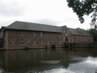 Nordflügel mit Portal der äußeren Vorburg von Schloss Trips in Geilenkirchen
