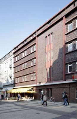 Blick auf einen Flügel mit Treppenhaus