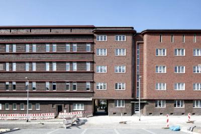 Fassade der Sparkasse mit anschließendem "Roten Block" daneben