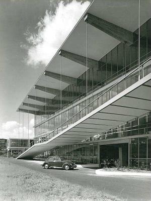 Hanielgarage mit Auffahrtsrampe, Mitte der 1950er Jahre