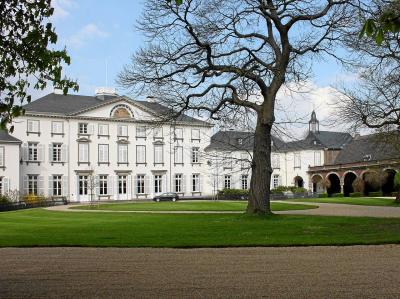 das klassizistische Herrenhaus  von Schloss Heltorf