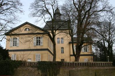 Ansicht von Westen mit Turm der früheren Wasserburg Eller im Zentrum