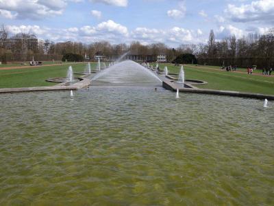 Blick von der Wasserachse zum Garten-, Friedhofs- und Forstamt