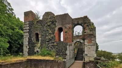 Kaiserpfalz, Ruine des Palas, Nordostfront