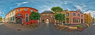 Panoramaaufnahme des Aachener Tores mit umgebender Bebauung, Stadtseitig