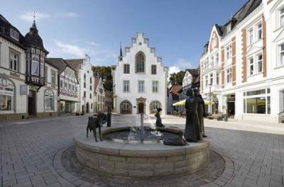 Marktplatz von Brakel mit Rathaus 