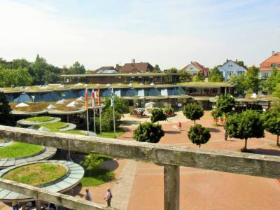 Blick von der Terrasse des ErlebnisGradierwerks auf das denkmalgeschützte Kurgastzentrum von Bad Salzuflen