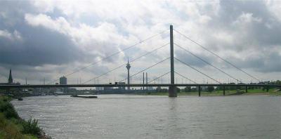 Gesamtansicht mit Stadtsilhouette