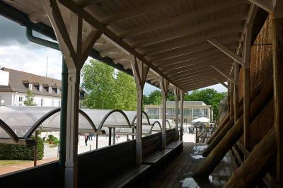 Blick von der Terrasse des Gradierwerks II zur Konzerthalle