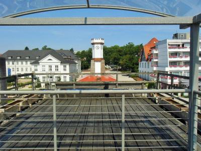 Blick von der Aussichtsplattform des ErlebnisGradierwerkes auf das Gradierwerk II