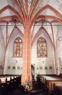 Blick auf den einzigen Pfeiler im Inneren von St. Johann Baptist