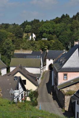 Blick von oben auf einen Straßenzug