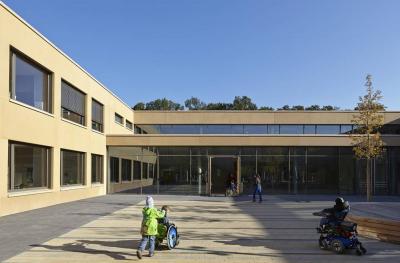 Erich Kästner-Schule, Vorplatz