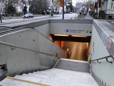 U-Bahn Station Bundesrechnungshof/Auswärtiges Amt, Eingang