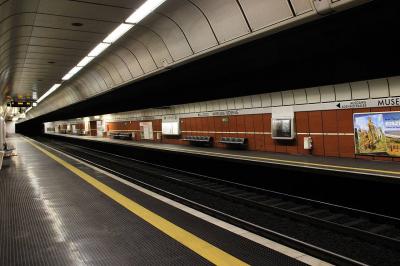 U-Bahn Station Museum König, Bahnsteig