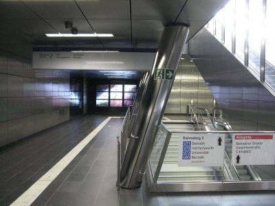Haltestelle Benrather-Straße, Verteilerebene mit Mediawand