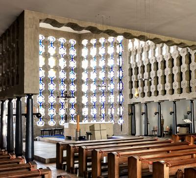 eingestellter Chor mit Altar