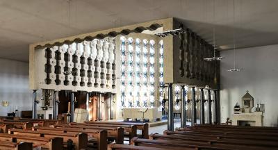 Kircheninnenraum mit eingestelltem Chor