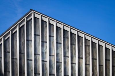 Detailansicht der Giebelwand mit modernen Maßwerkfenstern
