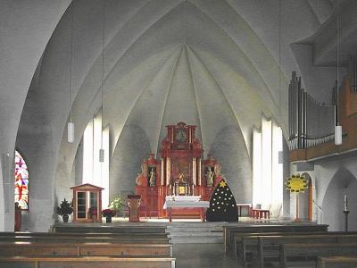 Blick in den Innenraum zum Altar