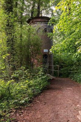 Backsteinturm im Park